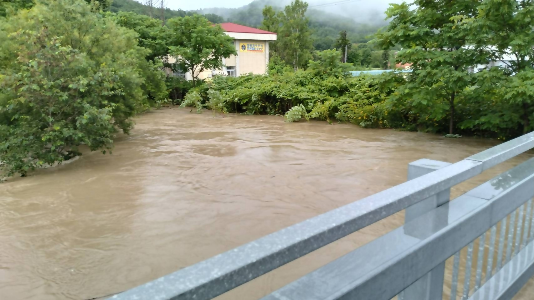 令和5年8月5日の大雨で増水した温根別川の様子。