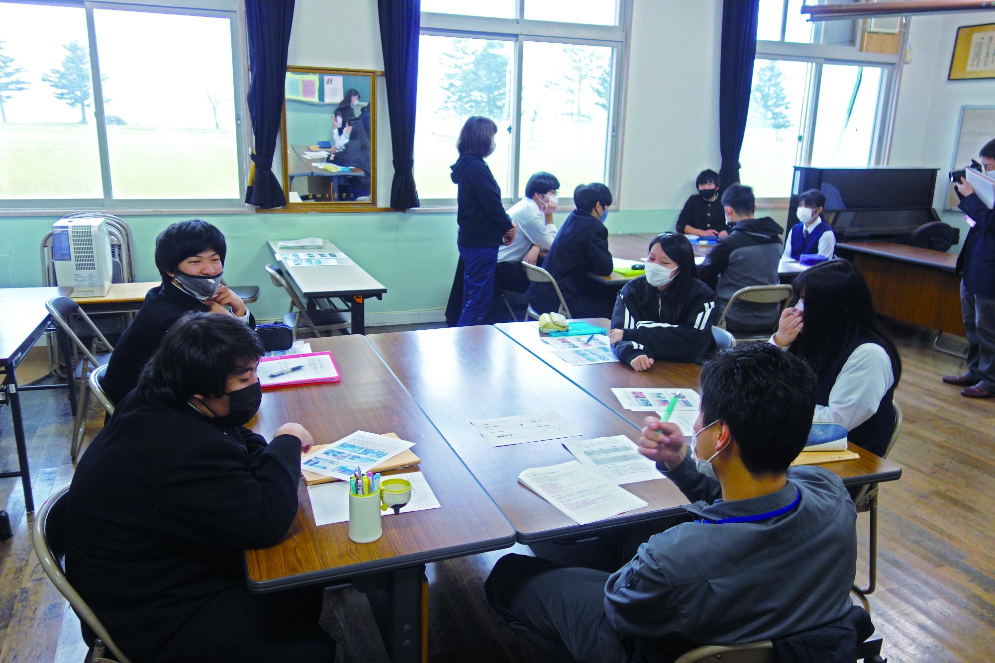 教室で一生懸命勉強する生徒たちの画像