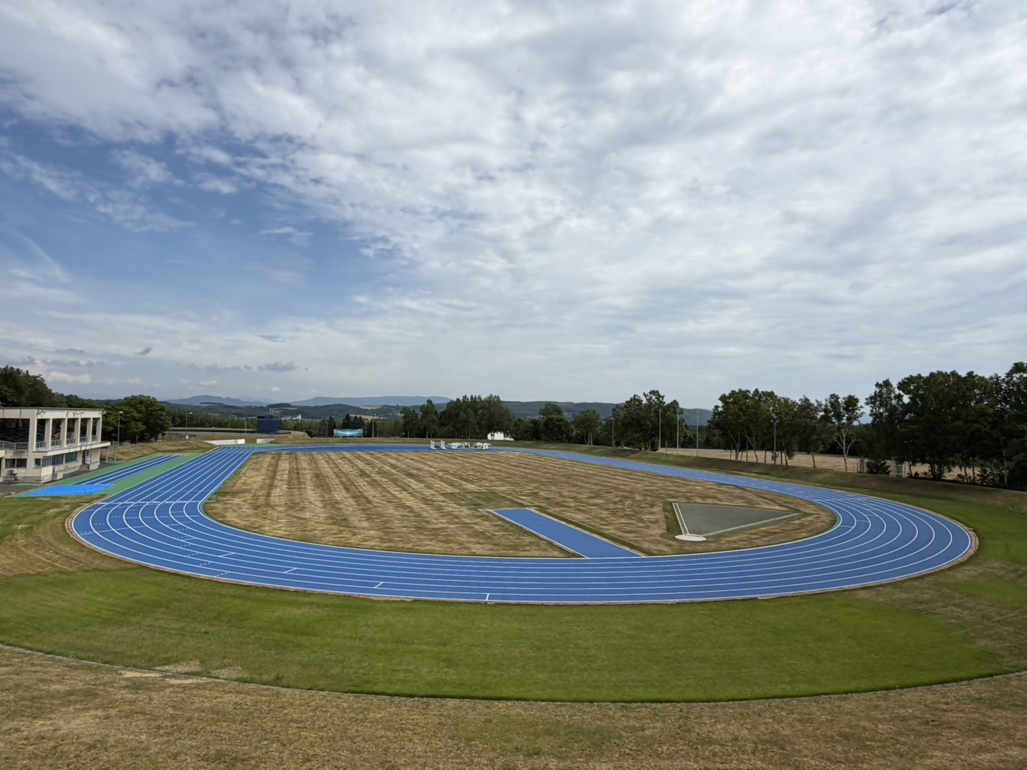 青いトラックの競技場