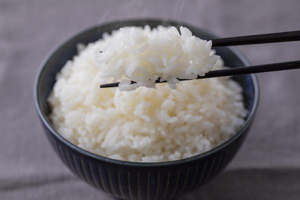 お米をはしで持ち上げている写真