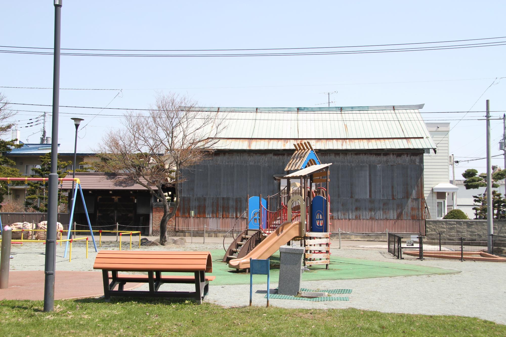 現在の丸武児童公園。滑り台などの遊具があり明るい印象