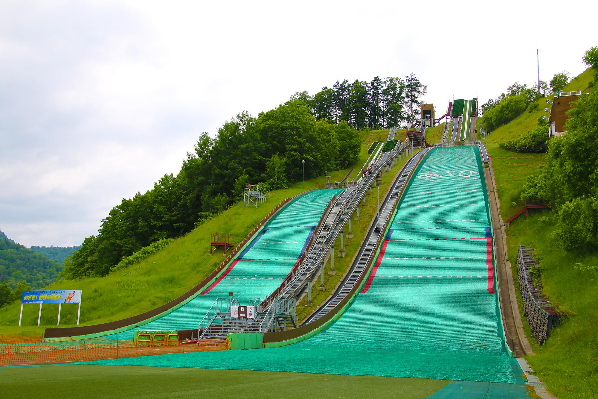 緑の斜面のジャンプ台の画像