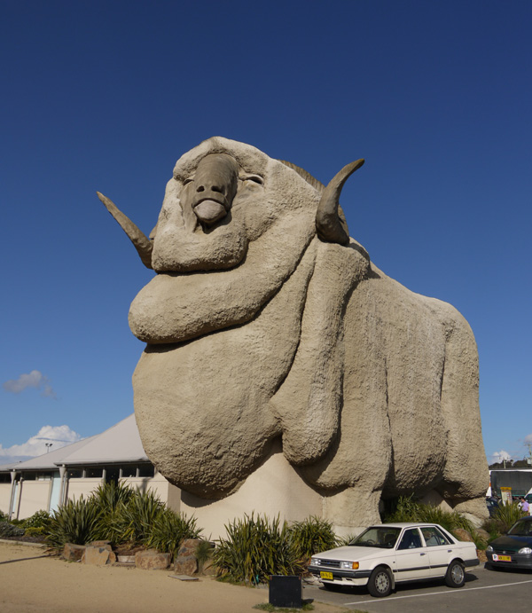 建物より大きい巨大な羊のレプリカを写した写真