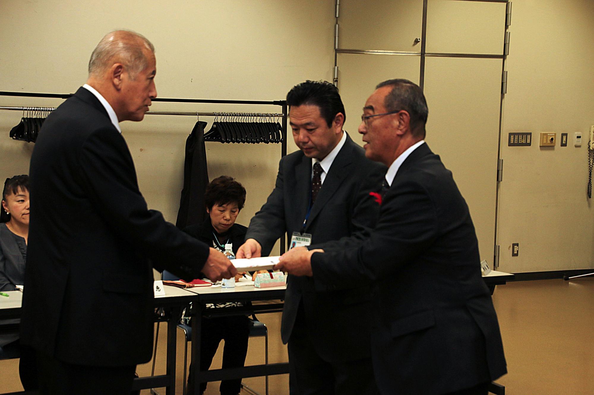斉木委員長・吉井副委員長から牧野市長へ提言書を手渡ししている本検討市民委員会での写真