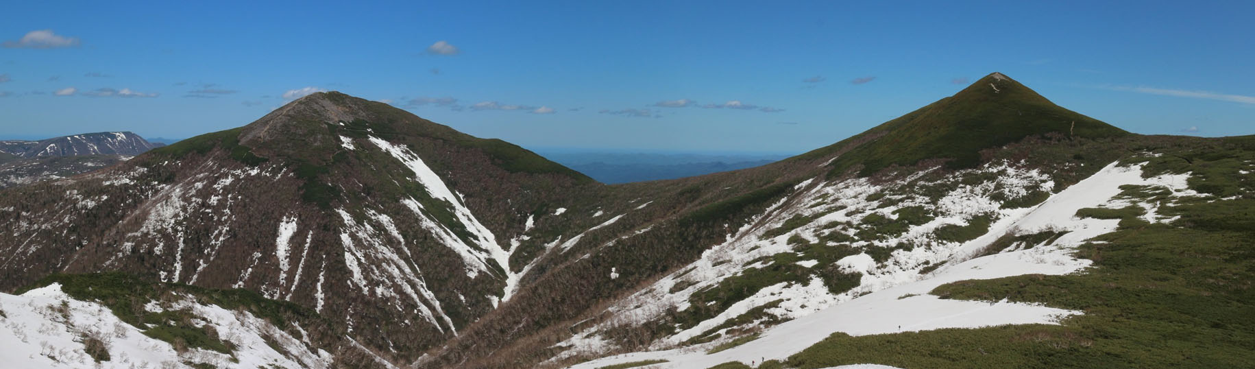 雪が残る西天塩岳と天塩岳を写した写真