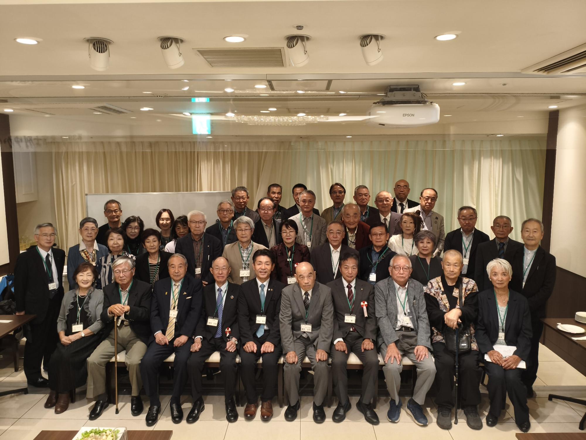 東京士別ゆかりの会令和6年総会・懇親会でたくさんの人達が記念撮影をしている写真