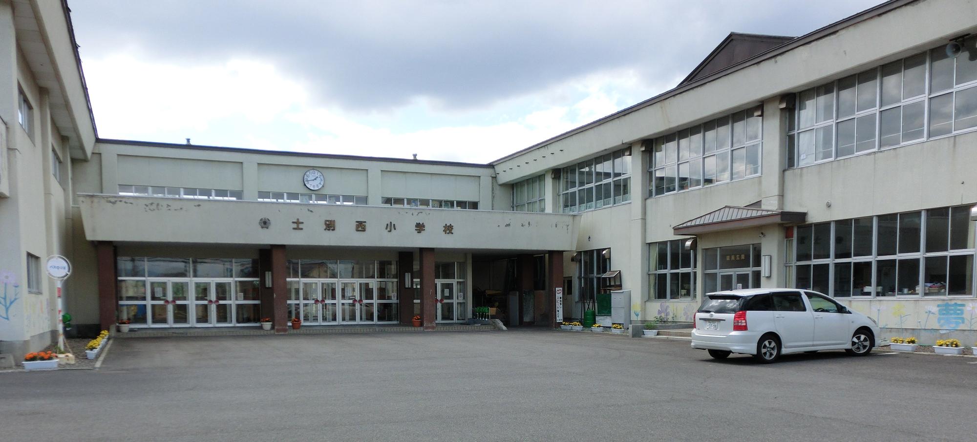 コの字型に造られた2階建ての士別西小学校校舎の写真