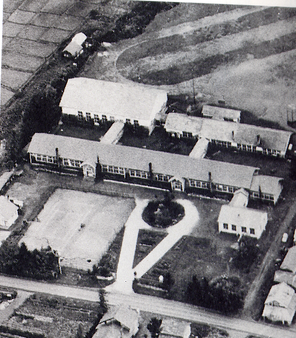 手前の横に長い校舎と奥の2棟の校舎が渡り廊下で繋がっている旧兼内小学校の校舎を上空から撮影した白黒写真