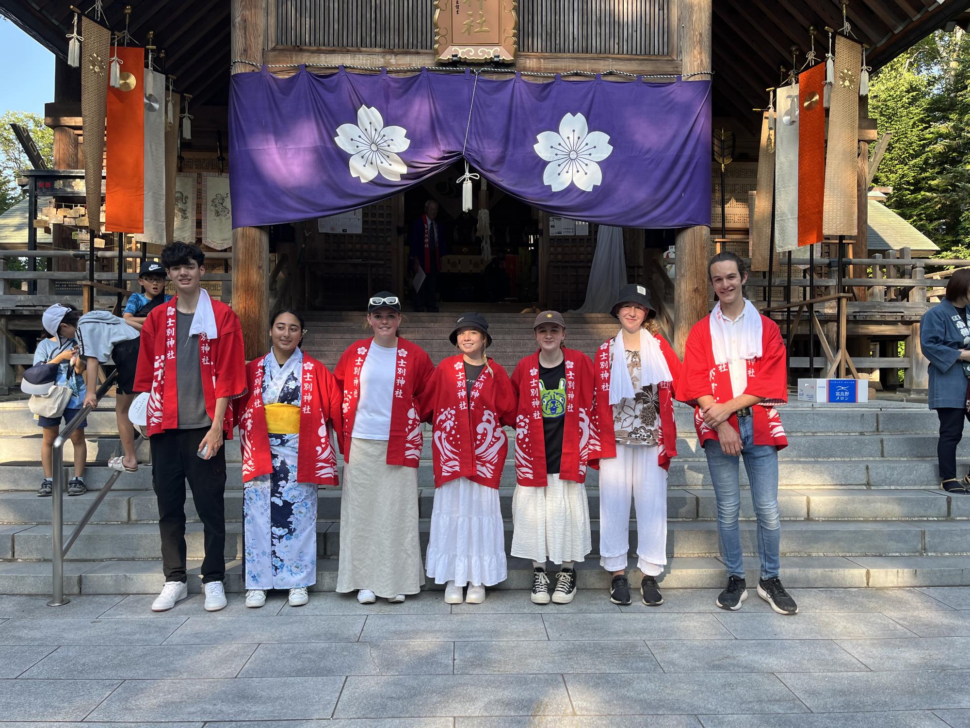 神社の前で外国人留学生を撮った集合写真