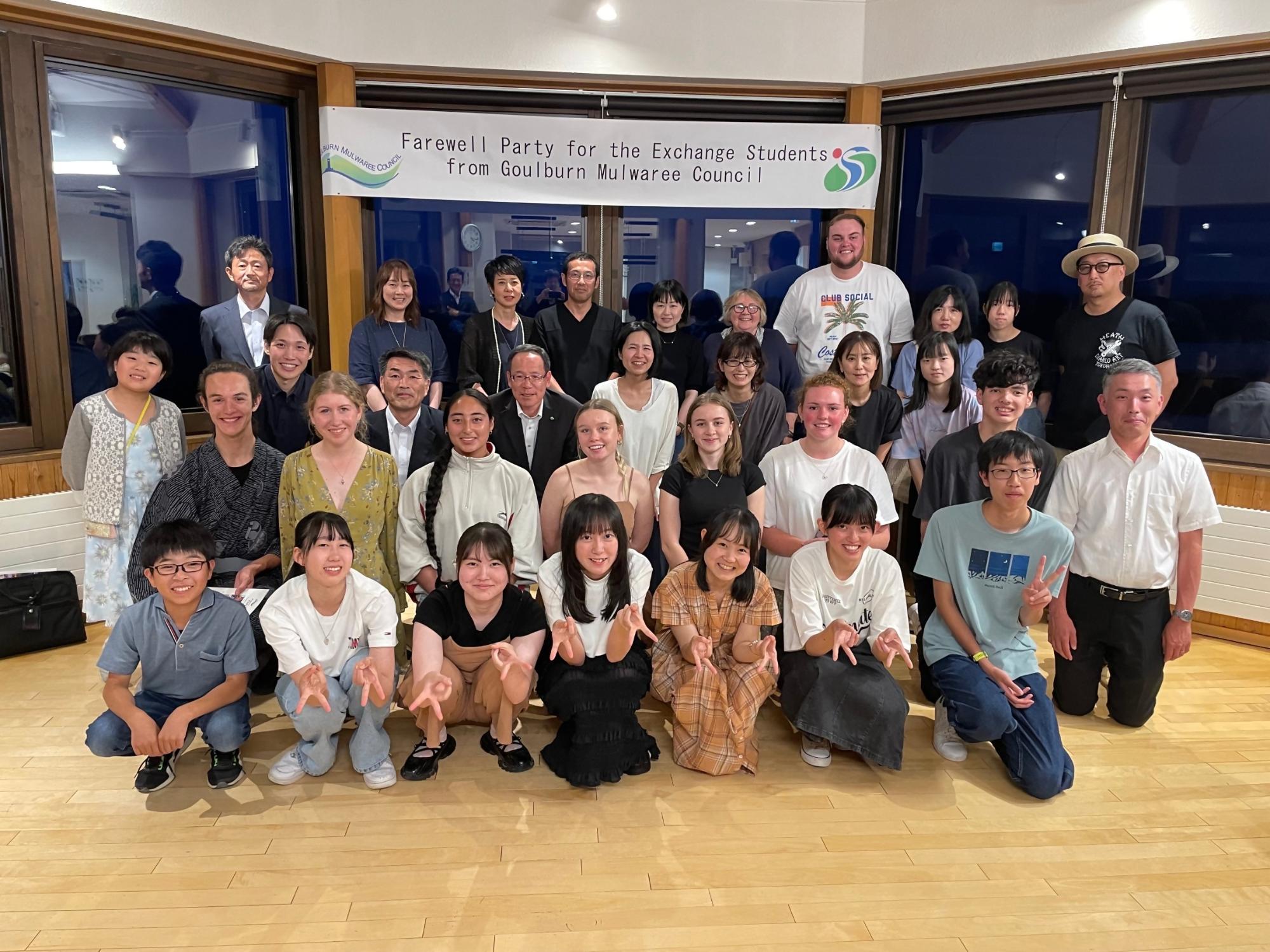 日本人と外国人が写った集合写真