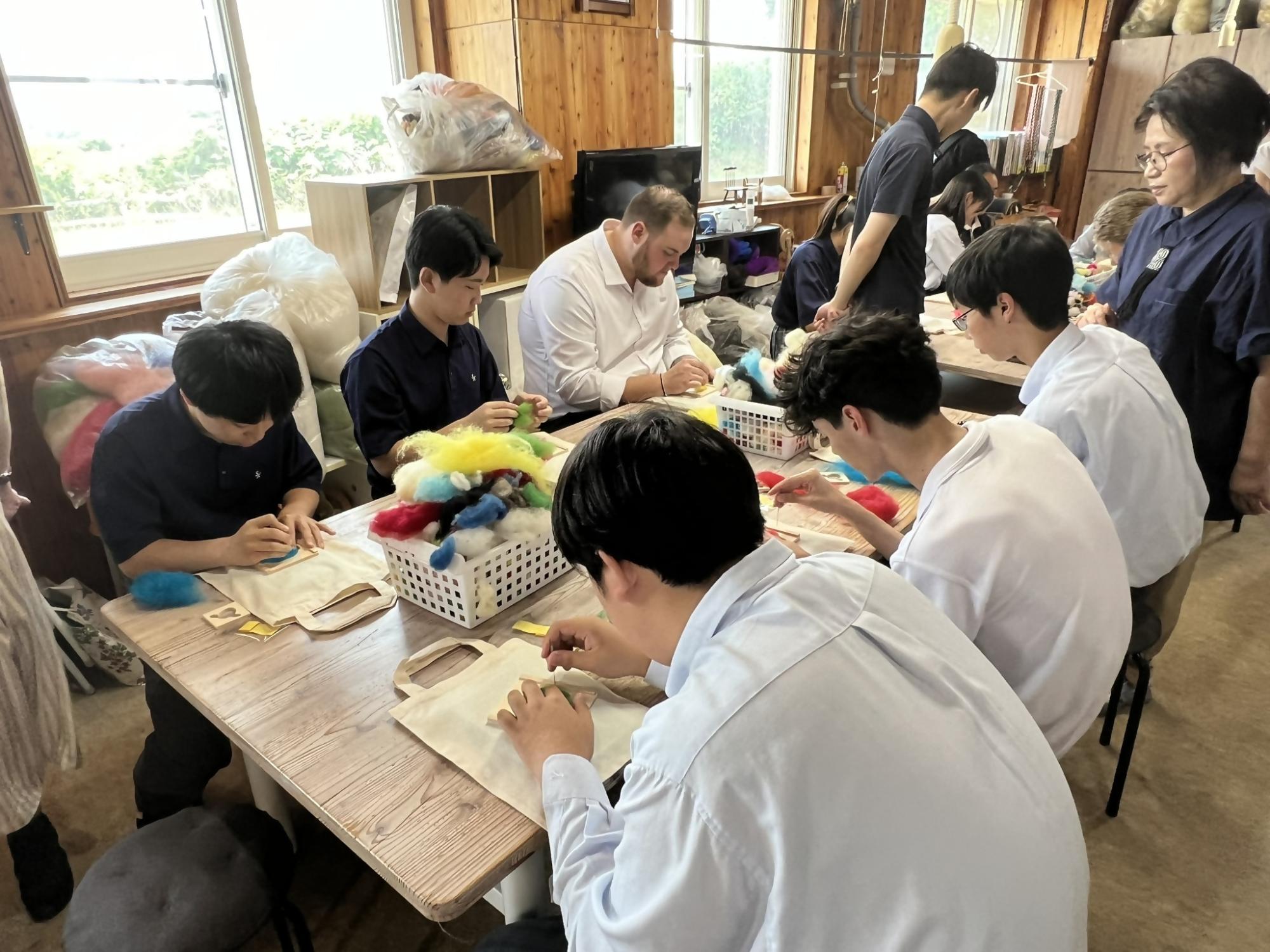 外国人留学生と翔雲高校の生徒が手芸体験をしている写真