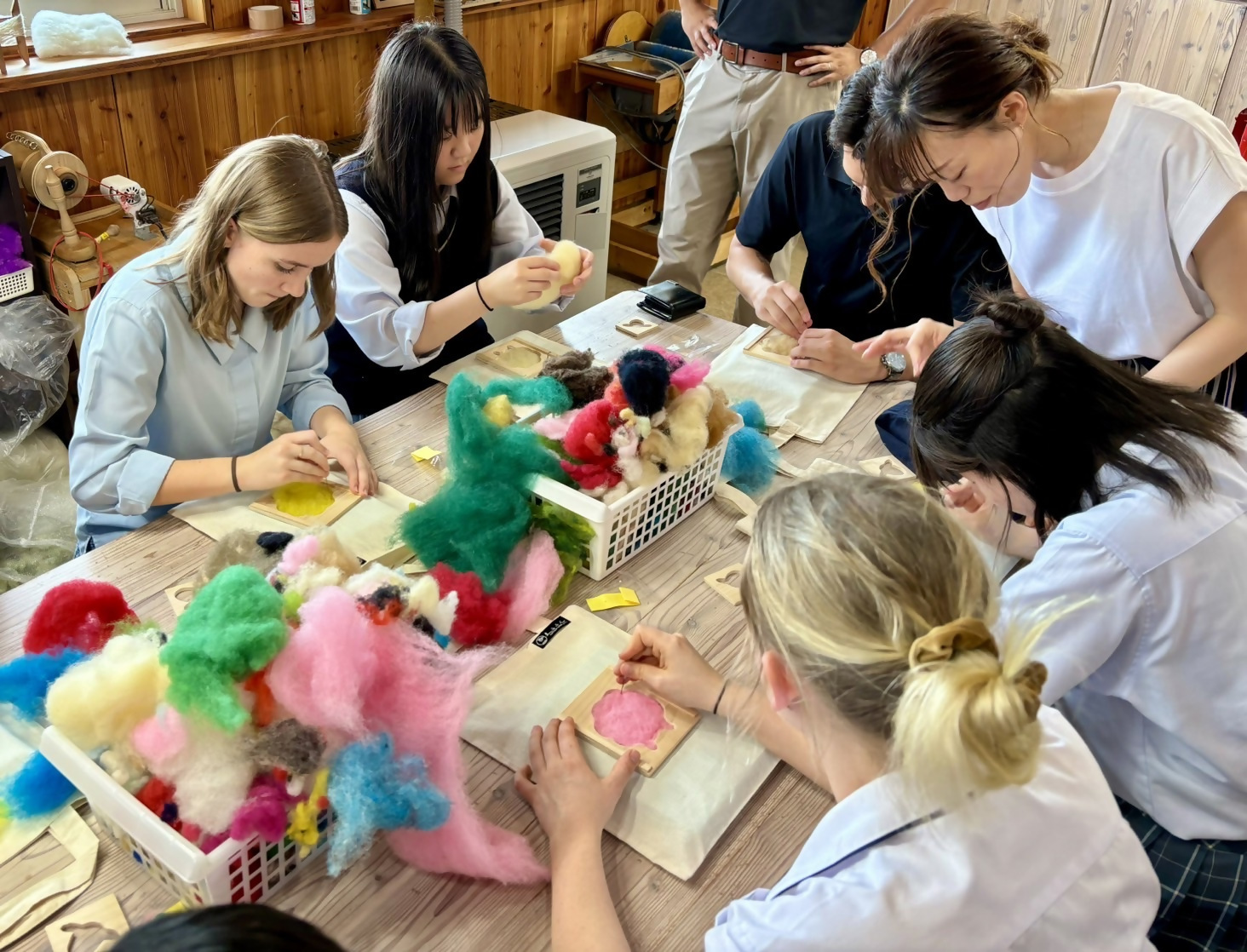 外国人留学生と翔雲高校の生徒が手芸体験をしている写真2