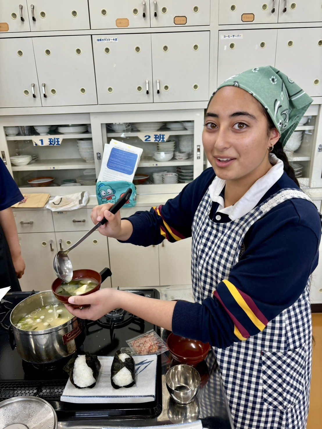 外国人留学生が調理実習に参加する様子