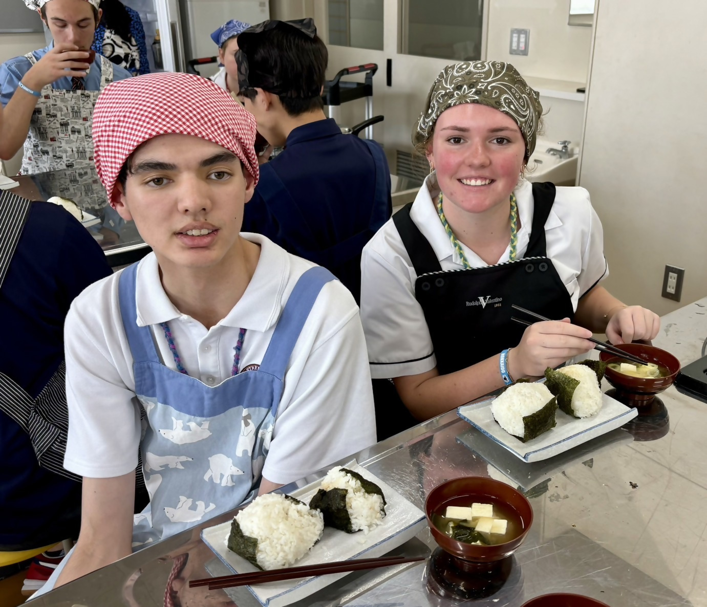 外国人留学生が調理実習に参加する様子