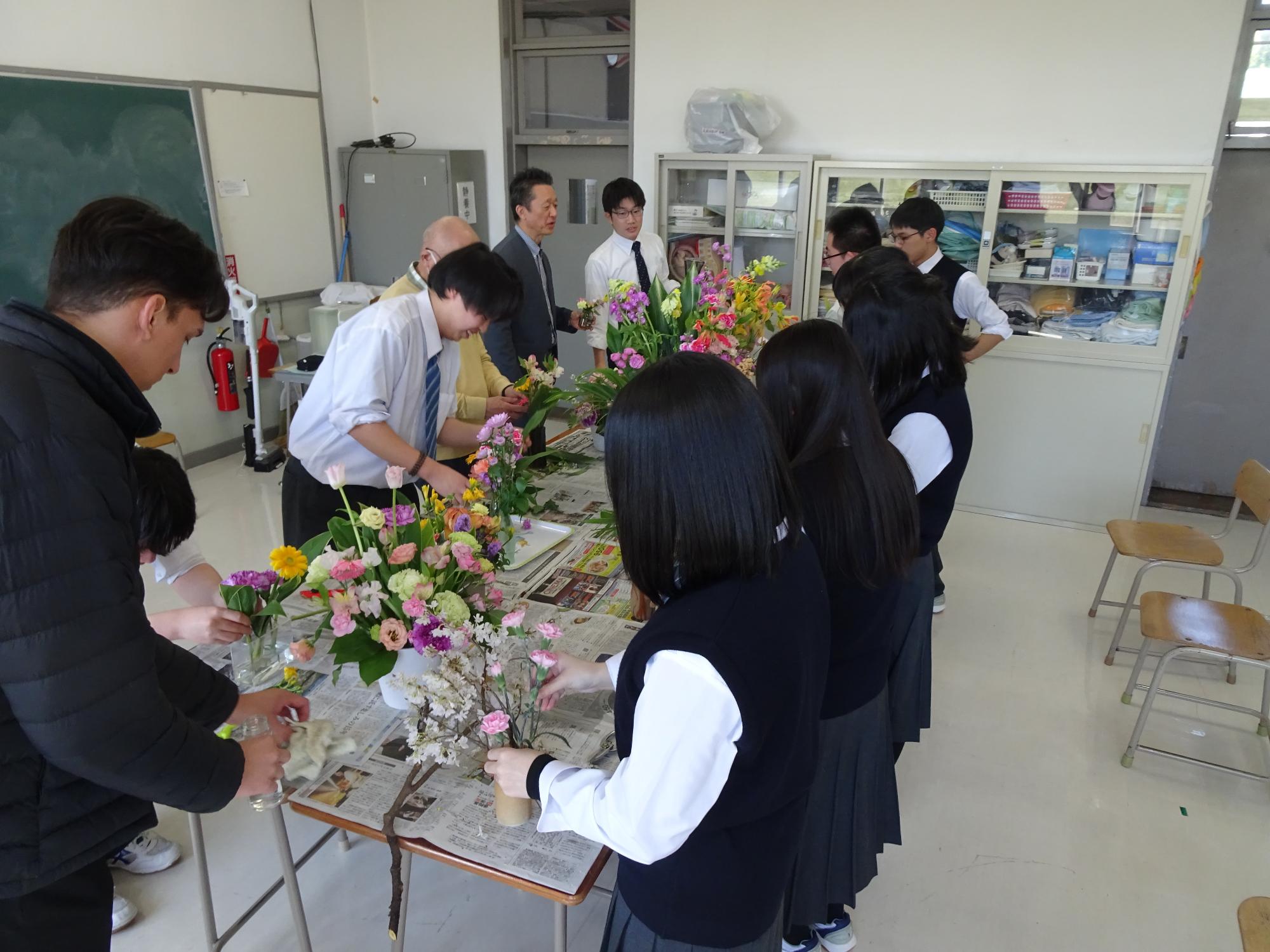 教室で一生懸命勉強する生徒たちの画像