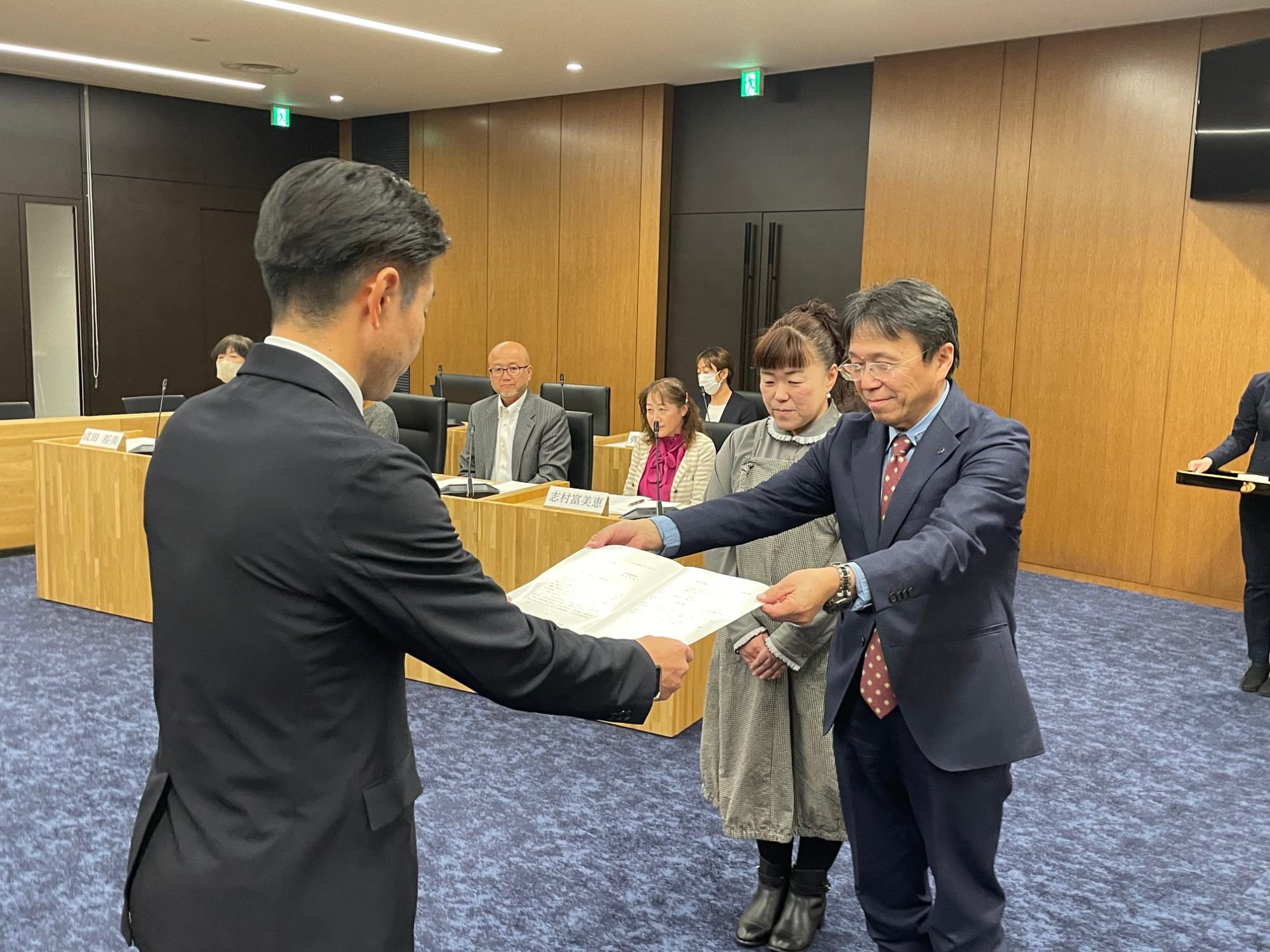 第5回士別市振興審議会手交式の様子