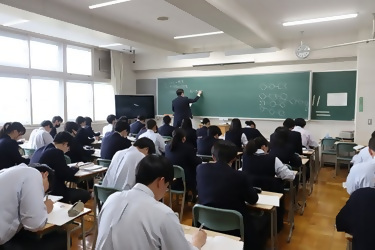 教室で一生懸命勉強する生徒たちの画像