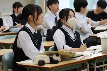 授業を受ける女性生徒2人の画像