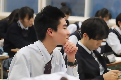 授業を受けている男子生徒の画像