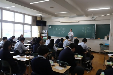 授業を受けている生徒たちの画像