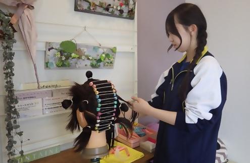 美容師体験をする生徒の画像