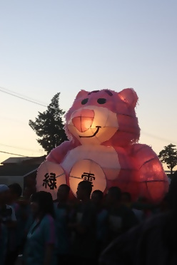 クマの行燈を担いで行進している生徒の写真2