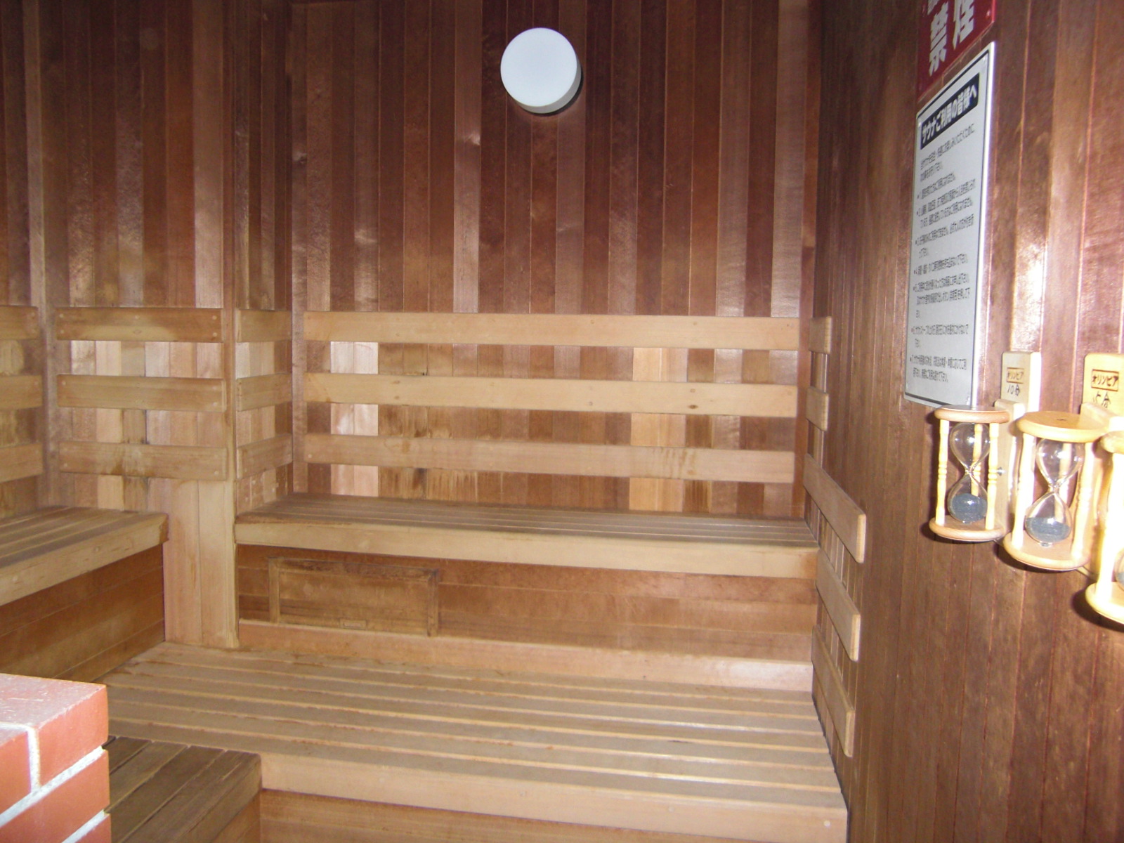 木材で2段に造られたサウナ室の写真
