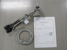狩猟免許証書とコードが繋がった器具が置かれている写真