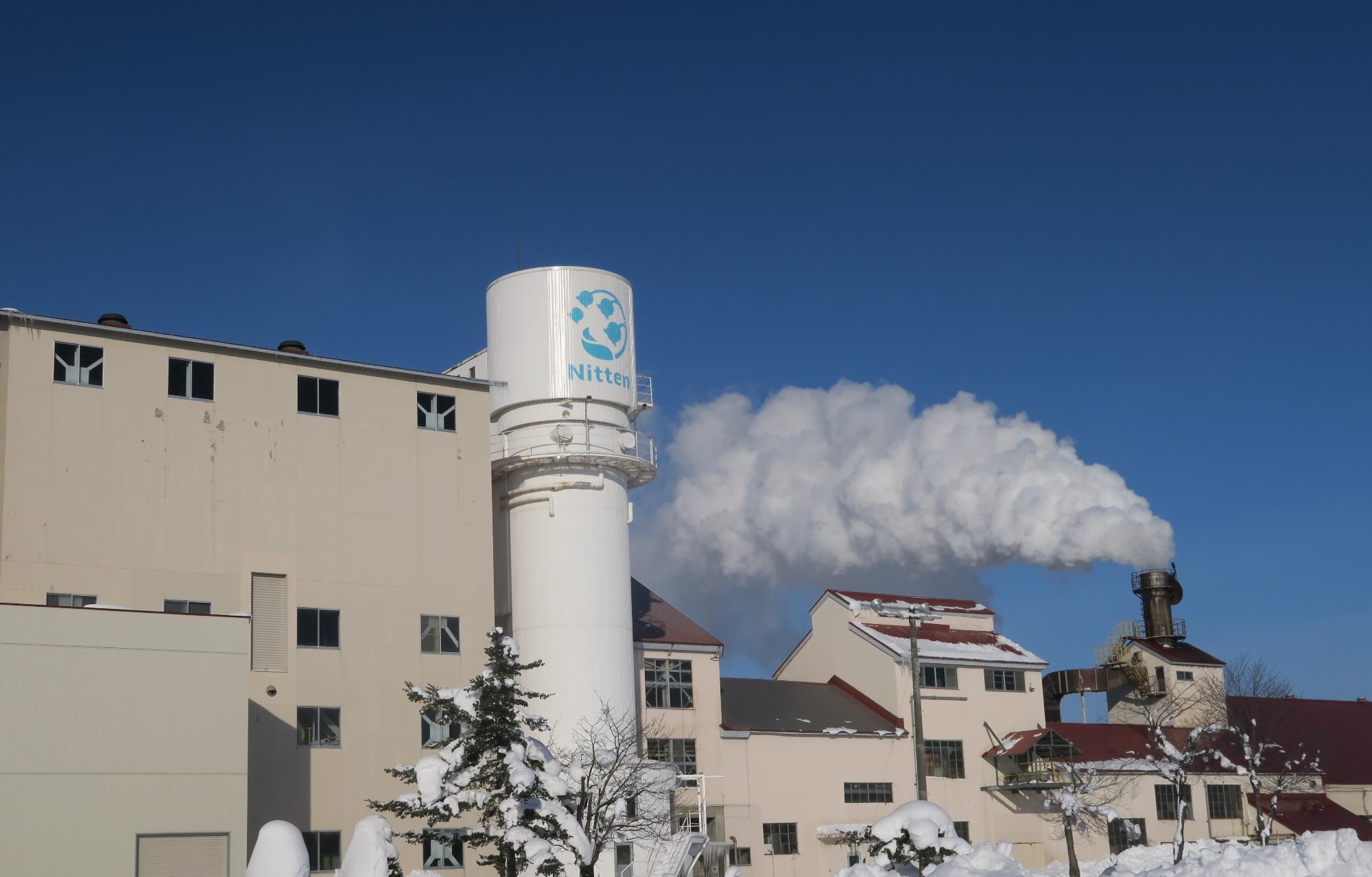にってんの工場から白い水蒸気が上がっている写真3