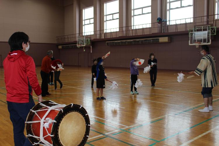 多寄小学校で日向神代神楽の指導をする写真