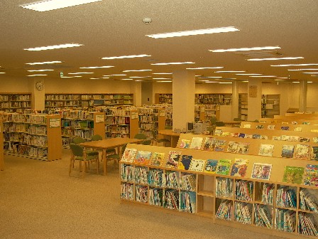 本棚に沢山の本が並べられた児童図書室内の写真