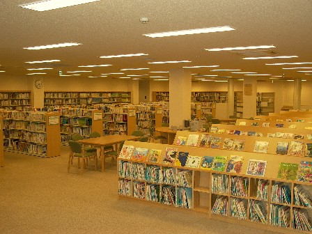 本棚に沢山の本が並べられた児童図書室内の写真