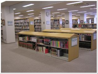 本棚に沢山の本が収納されている一般開架書架の全景写真