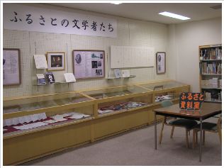 ガラスケースや展示ボードに士別市、北海道の郷土資料作品が展示されている写真