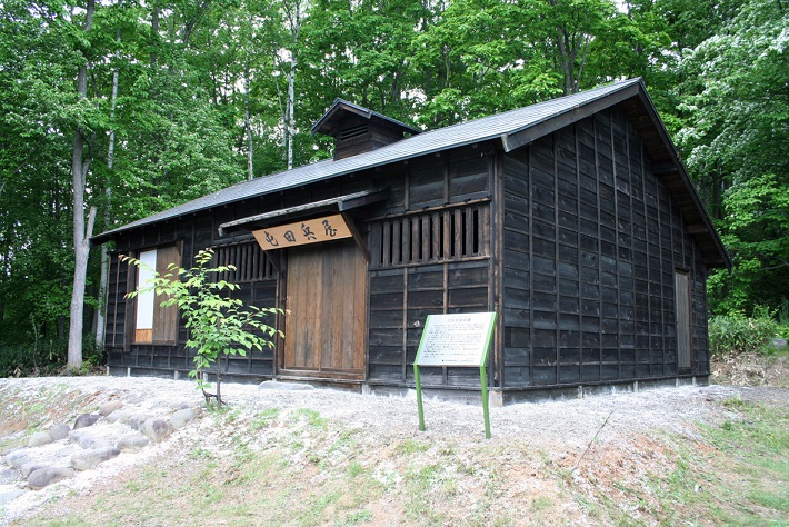 古い木造の入り口に屯田兵屋と書かれた看板がつけられている建物の写真