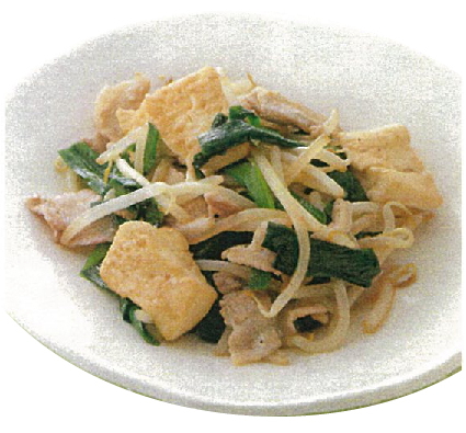 木綿豆腐と豚肉、ニラやもやしを炒めて完成した豆腐チャンプルーの写真