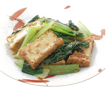 小松菜と厚揚げを調味料と合わせ炒めて完成した小松菜と厚揚げのおかか炒めの写真