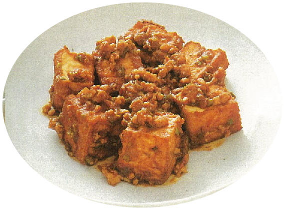 厚揚げや鶏ひき肉、ねぎなどで作られ完成した厚揚げのカレー炒めの写真