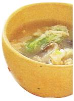 椎茸や白菜などの野菜と卵を溶きほぐして完成したきのこと卵のスープの写真