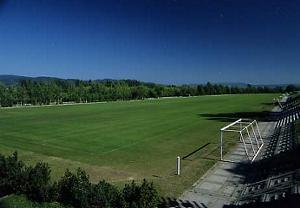 芝生が敷き詰められた広々とした河川敷に設置されたサッカー場の写真