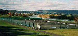 河川敷に4面のテニスコートが設置された天塩川テニスコートの写真