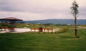 東屋やベンチが設置されている天塩川パークゴルフ場の写真