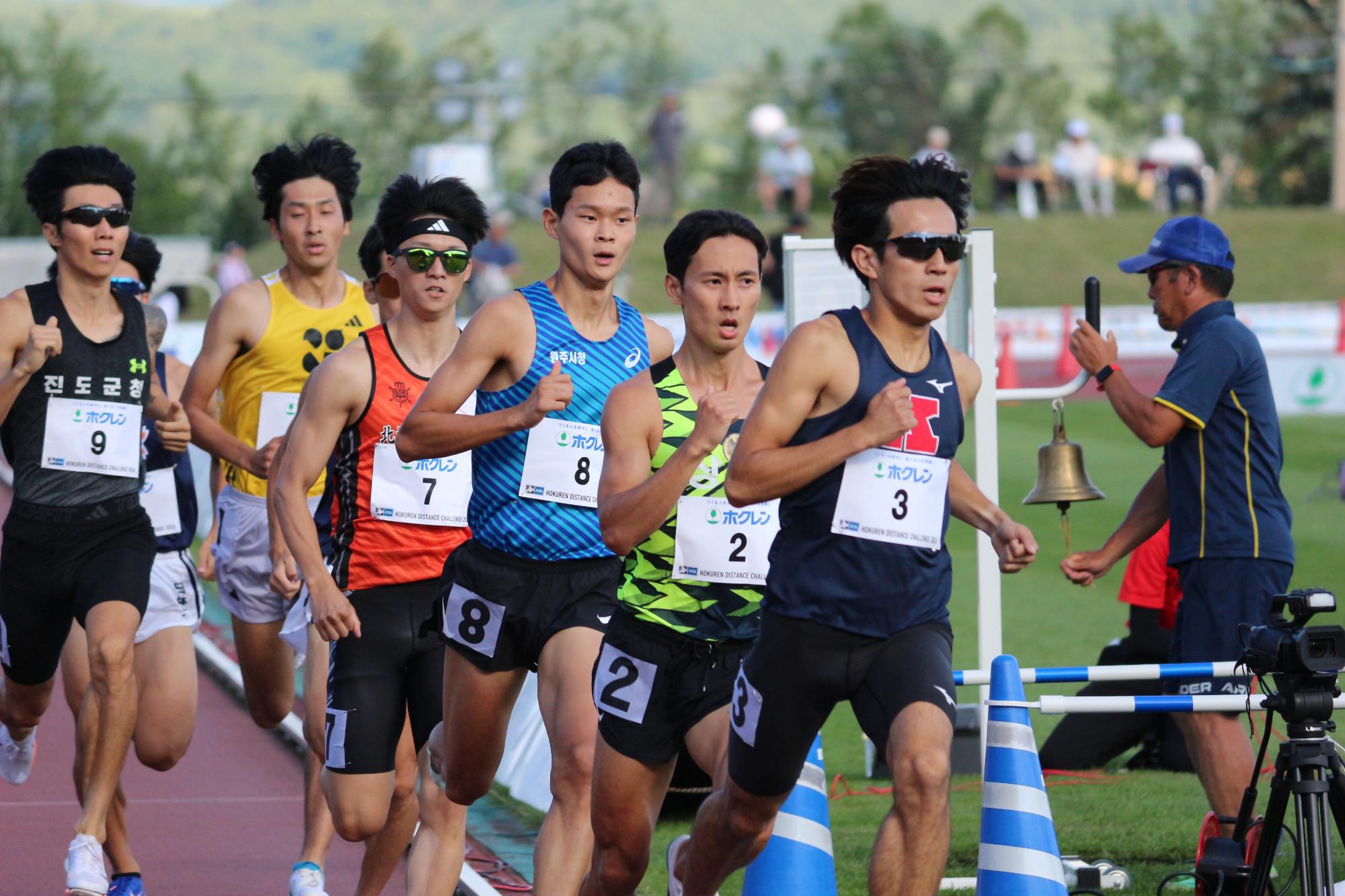 男子選手が数人走る写真