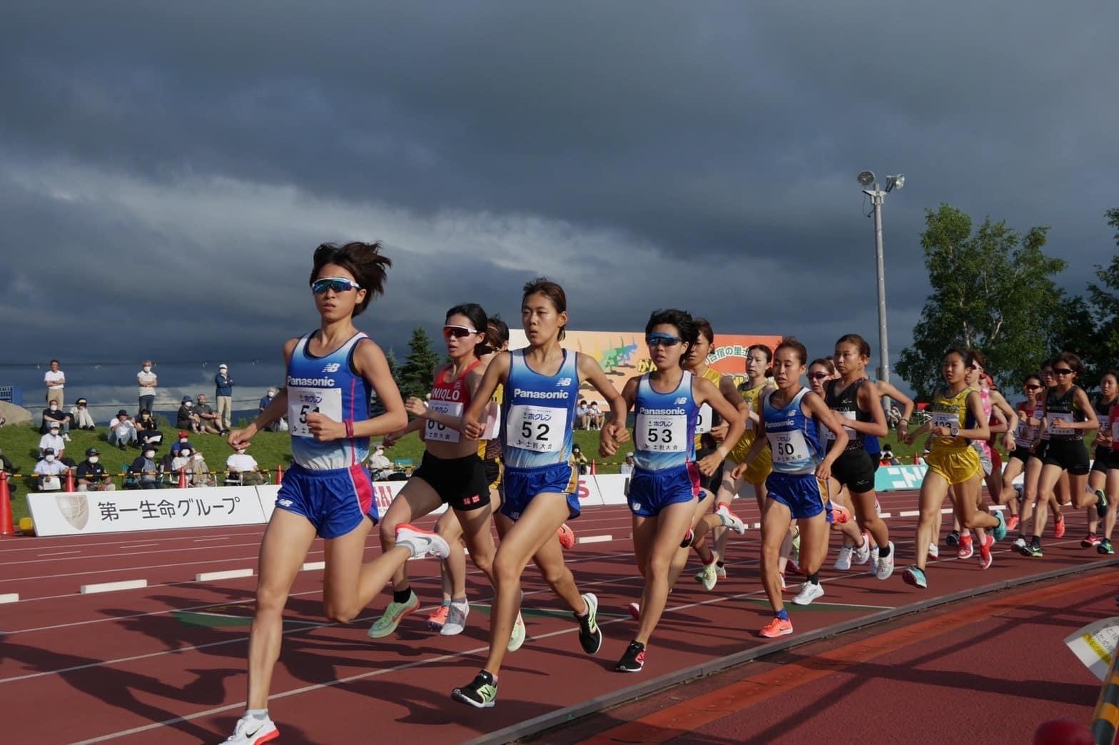 女子選手が集団で走る写真