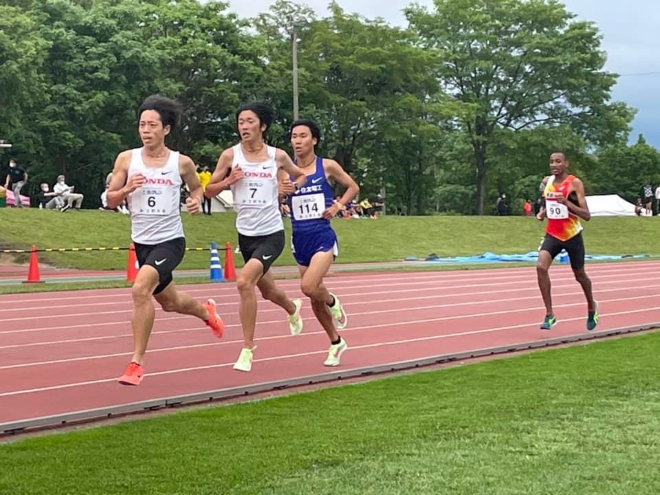 男子選手が数人走る写真