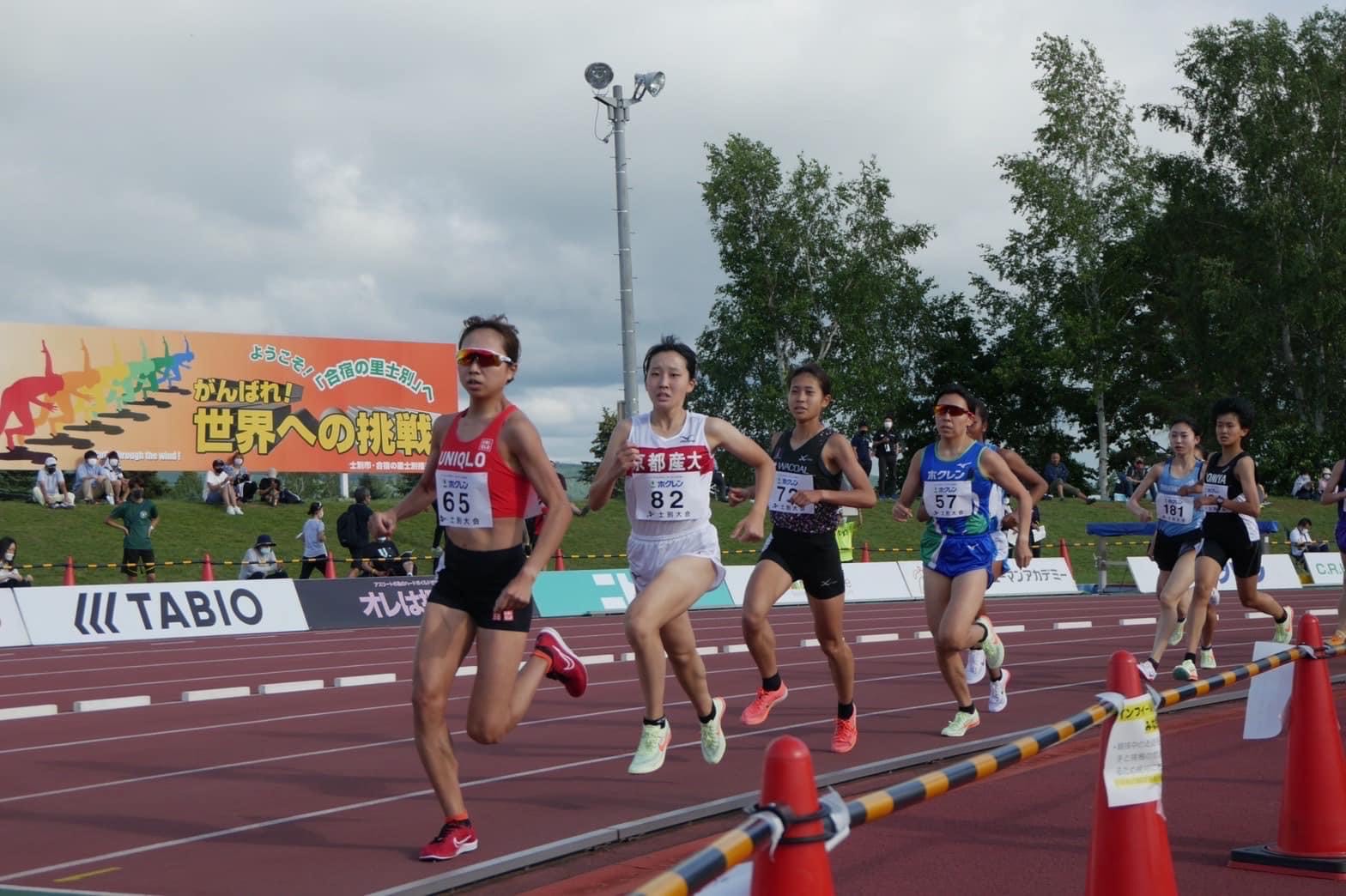 インフィールド第3・4コーナーを走る女子選手の写真