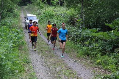 学田林道コースでトレーニングする合宿者