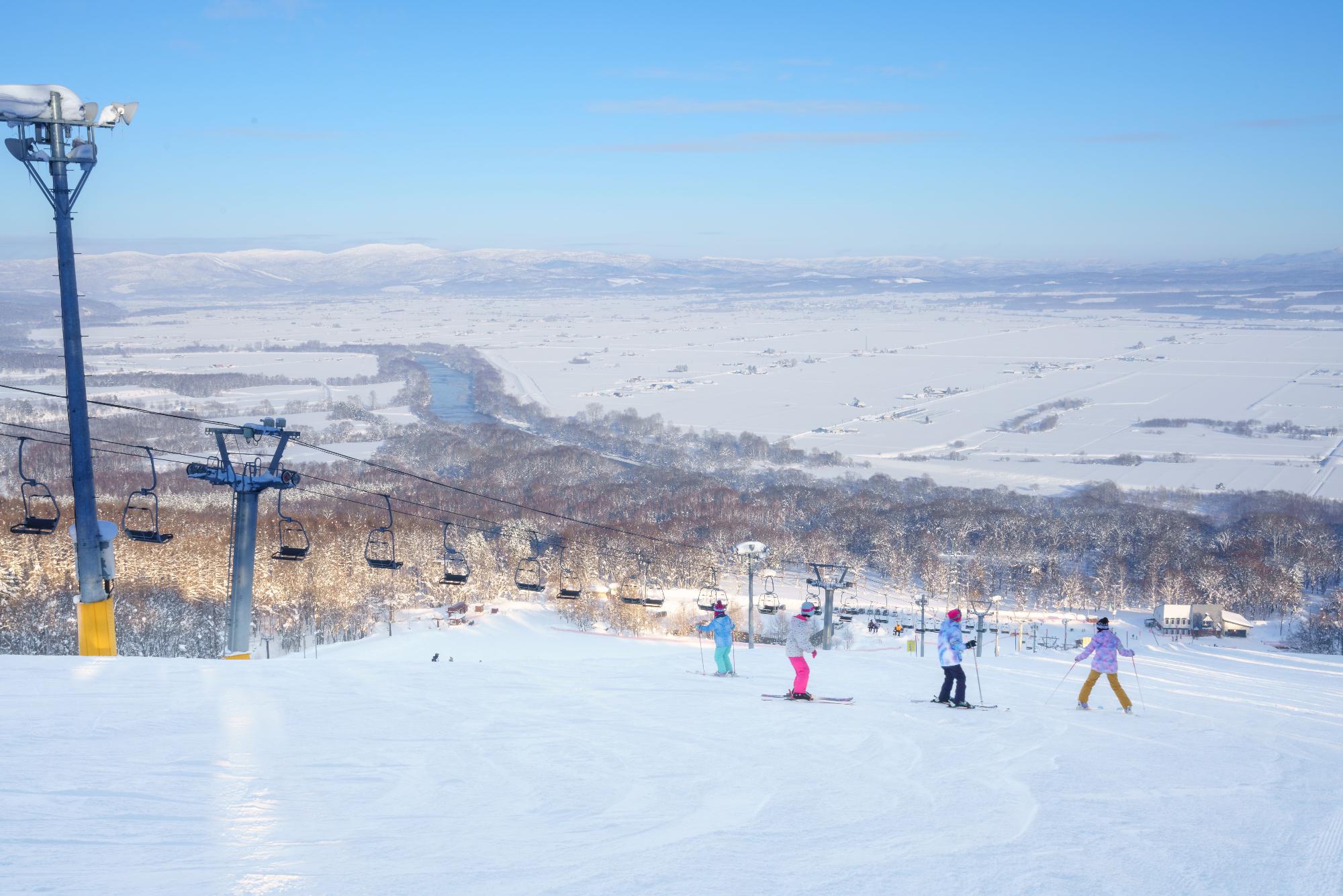 日向スキー場のコースからまちなかに流れる川を眺められる様子の画像