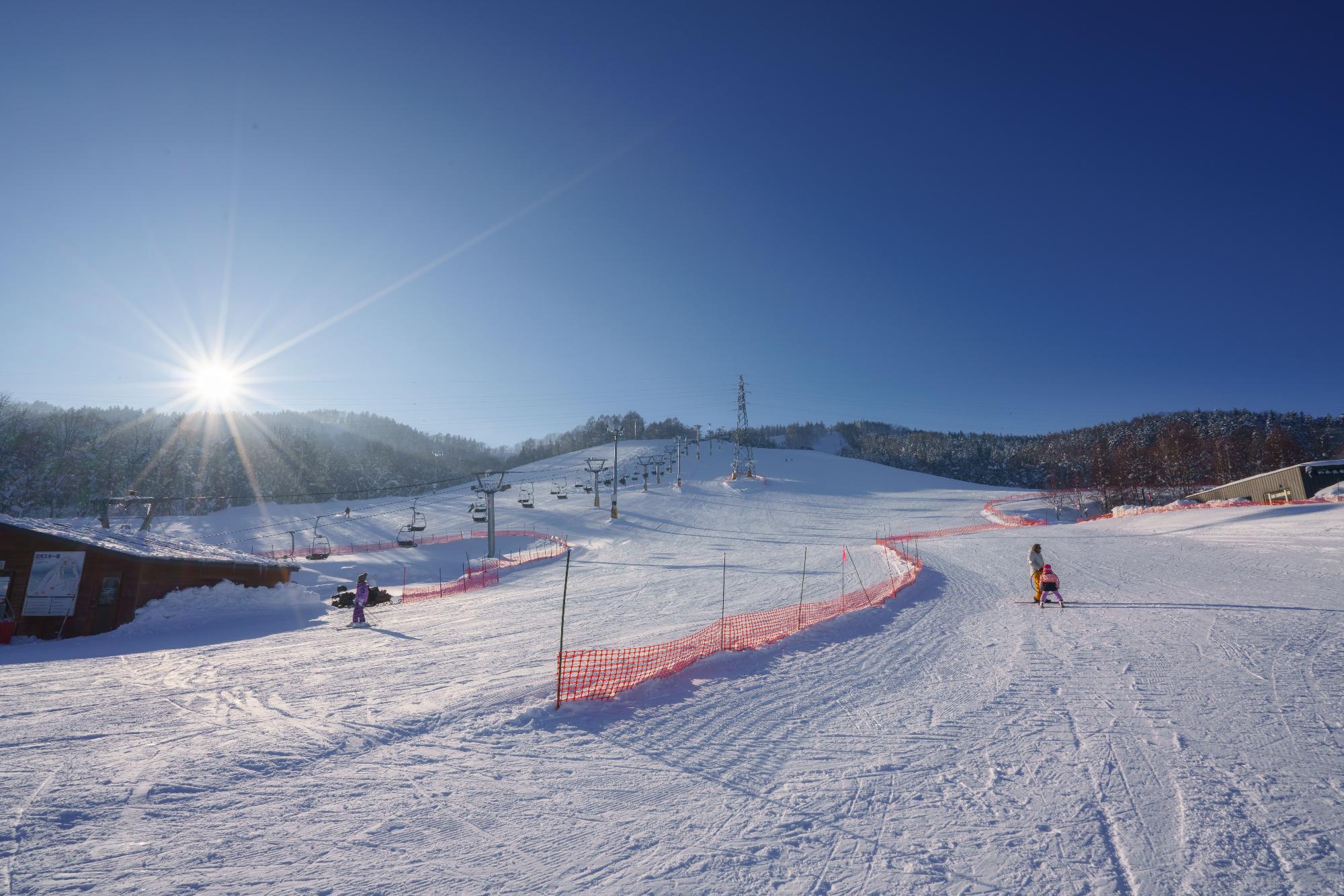 日向スキー場に太陽光が差し込んでいる画像