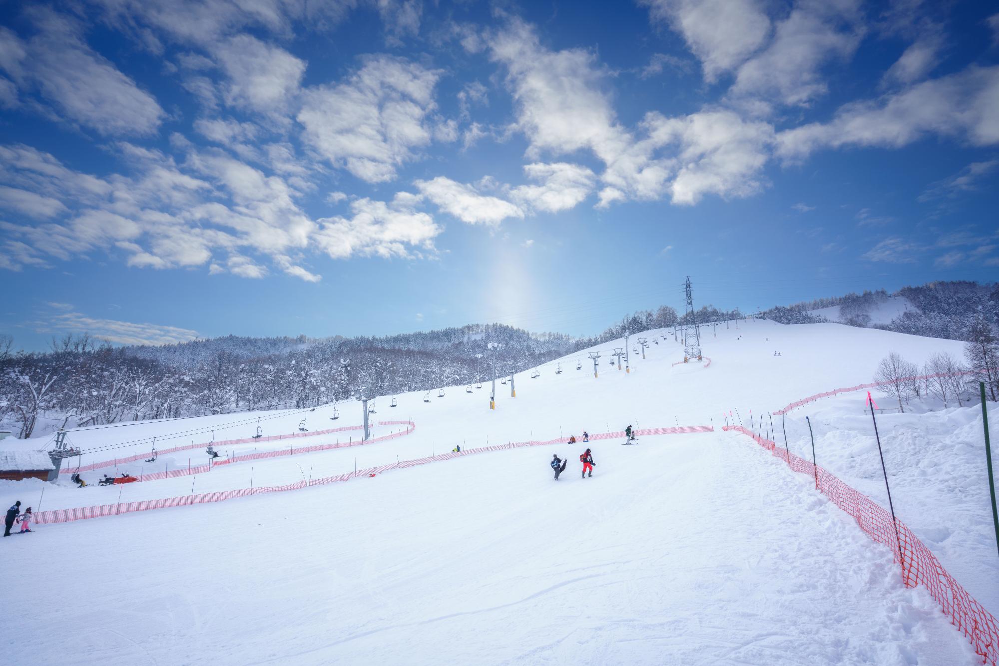 日向スキー場と青空と雲の画像